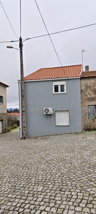 Alugo rés do chão (T1) de casa renovada