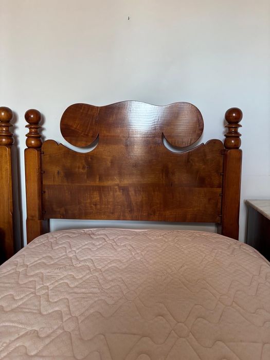 Duas camilas madeirenses em vinhatico + mesa de cabeceira