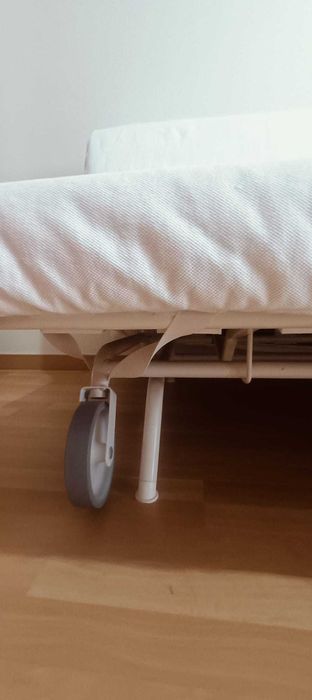 Sofá-cama IKEA confortável, funcional e em muito bom estado.