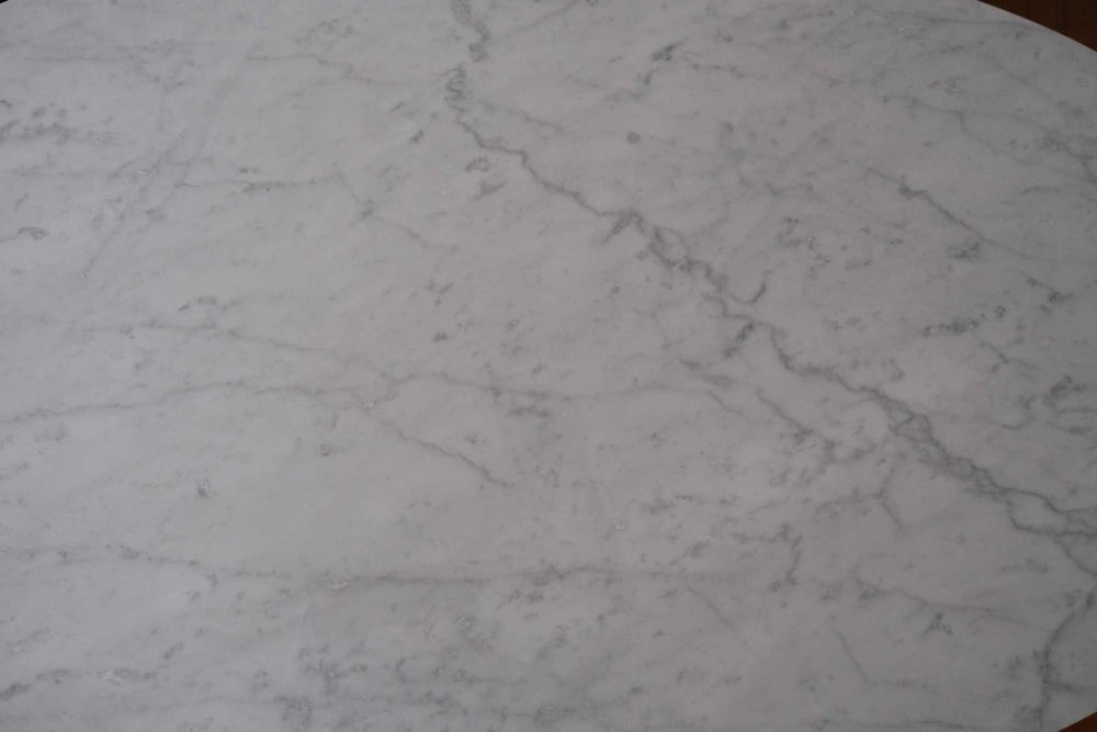 Mesa Tulip OVAL com tampo em mármore