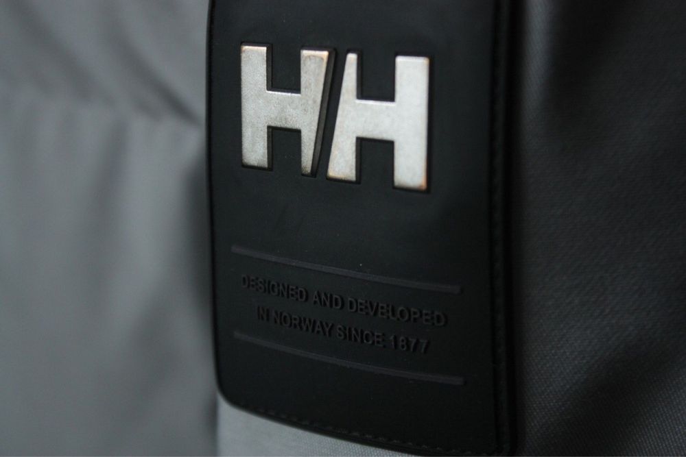 парка Helly Hansen дуже тепла і легка