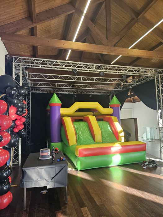 Insuflável castelo duplo escorrega