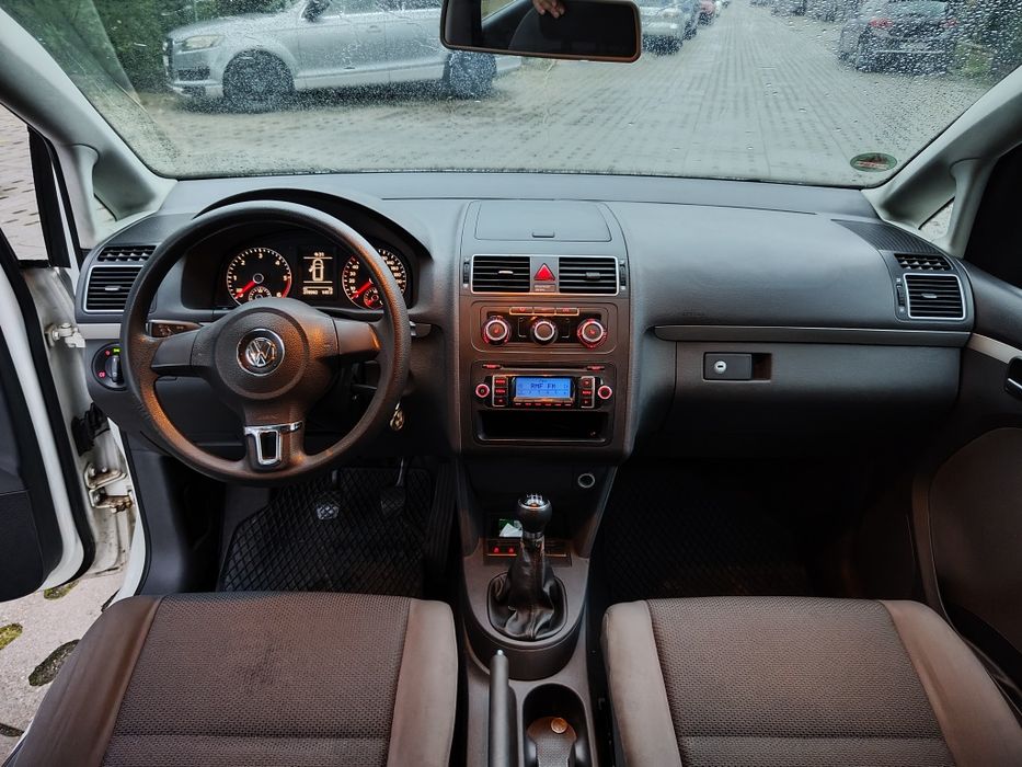 VW Touran  1.6 TDI  2010 rok
