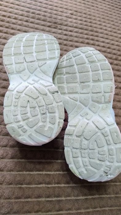 Кросівки для дівчинки, розмір 35,стелька 21 см.