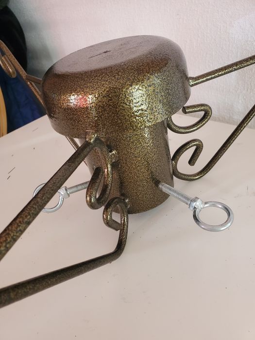 Stojak pod choinkę, metalowy, solodny.