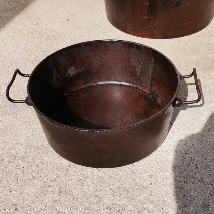 Panelas em ferro antigas