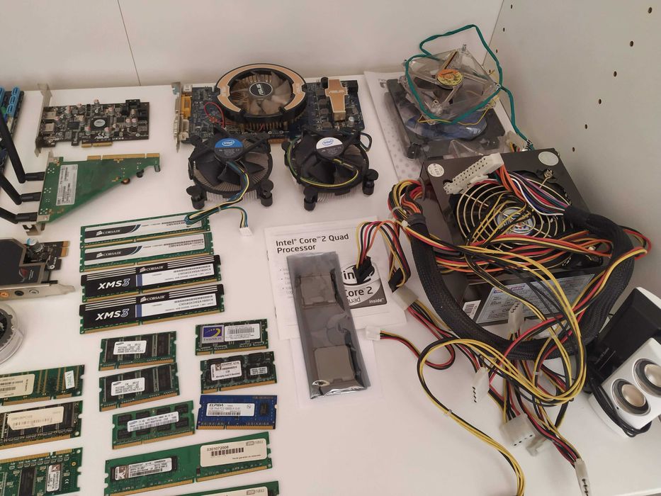 Motherboards, CPUs, RAM 16GB, GPU 8800 GT e muitos extras — vale +400€