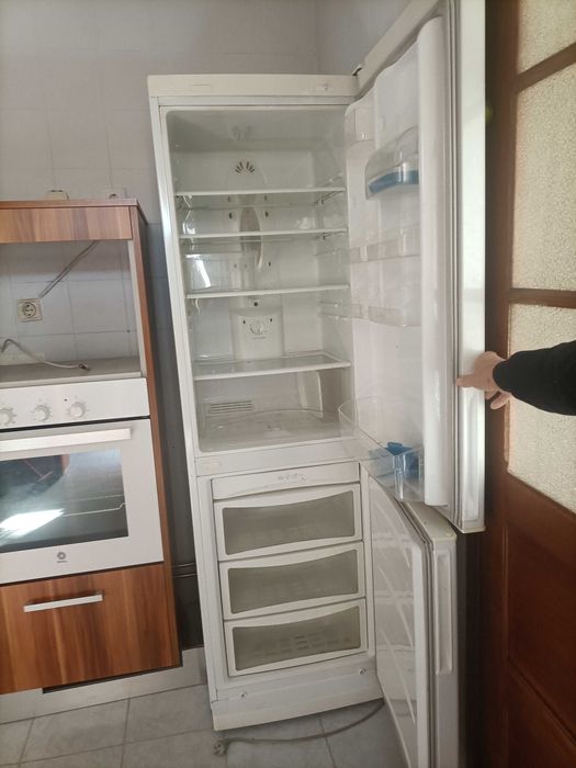 Frigorífico combinado com 3 gavetas de congelação.Otimo estado .