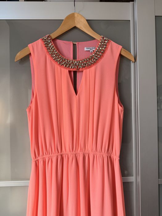 Vestido comprido adereços dourados na gola abertura nas costas