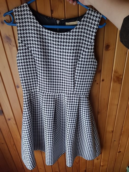 Rozkloszowana sukienka w pepitkę s/m