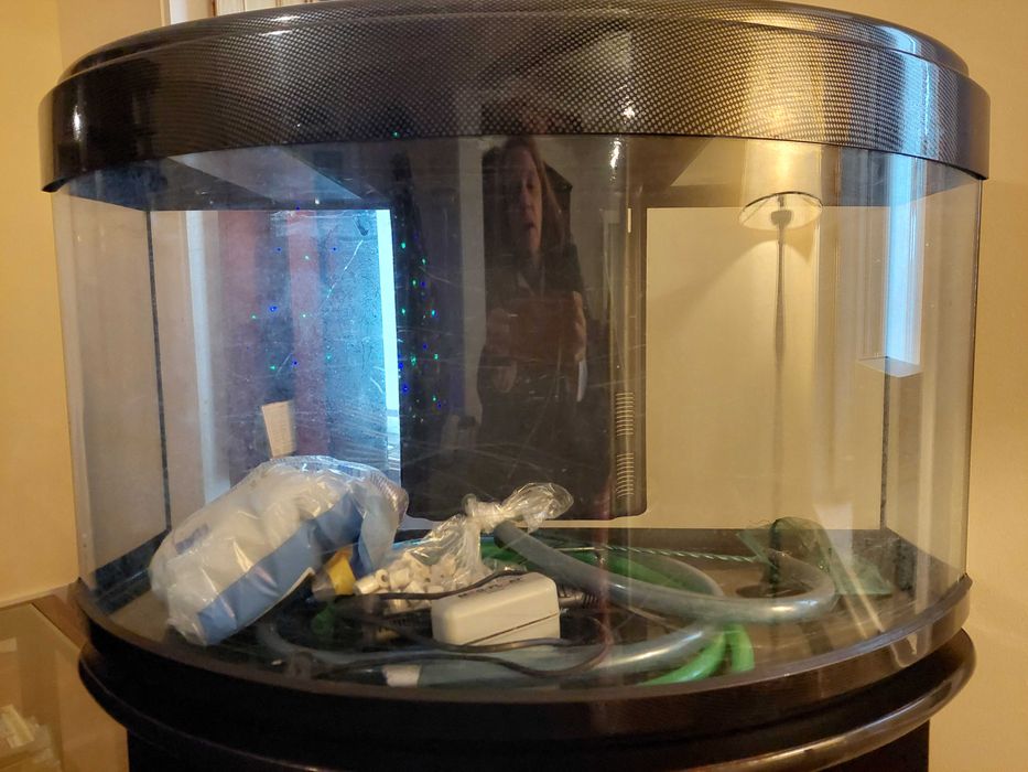 Aquário com volume de 90l e móvel