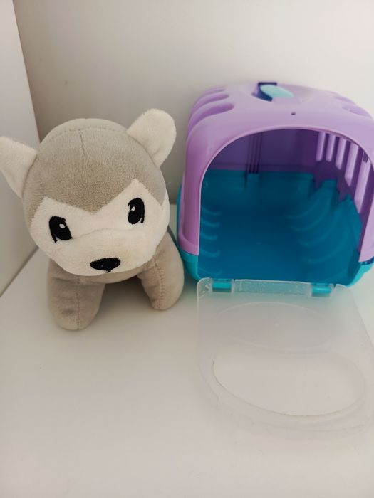 Piesek w transporterze zabawka