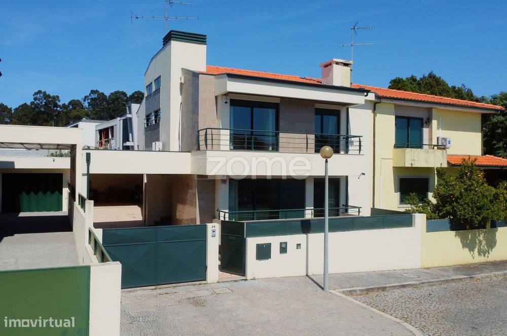 Moradia T4, de três frentes, na Cidade da Maia!
