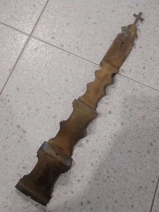 Suporte antigo em escada para meter santos em oratório