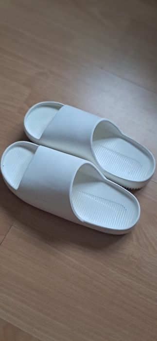 Klapki Nike białe
