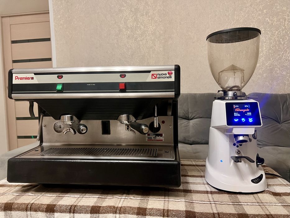 Комплект. Кофемашина и кофемолка. Simonelli и Fiorenzato f64e