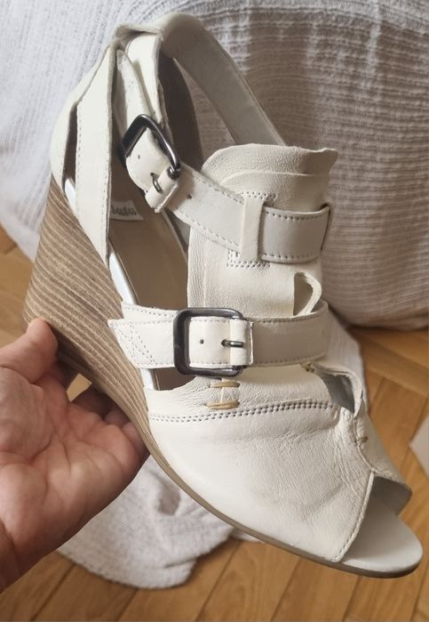 Sandały na koturnie Bata