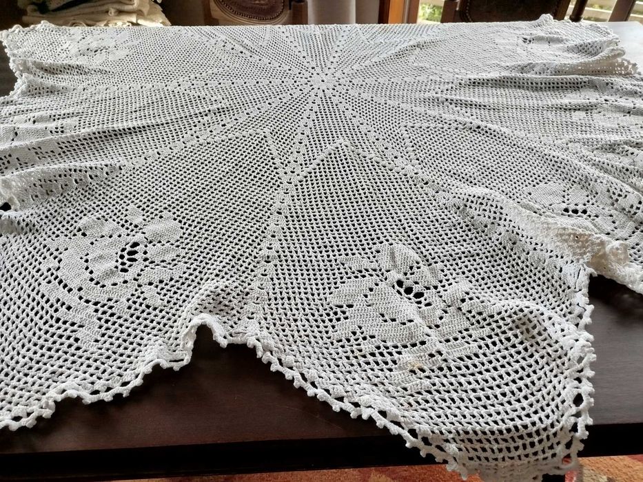 Toalha para mesa redonda em crochê feito a mão
