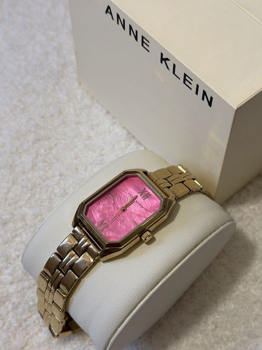 Anne Klein AK/3774HPGB — розкішний золотий годинник із рожевим циферблатом