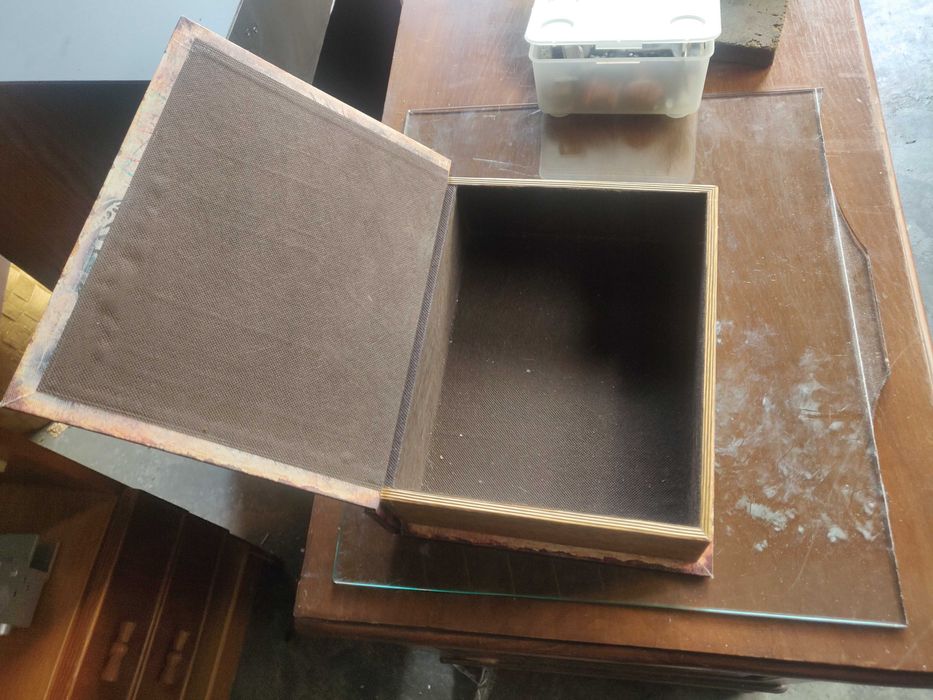 Livro com caixa secreta