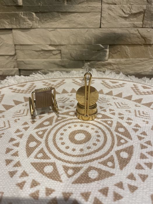 Bibeloty kolekcjonerskie pozłacane.