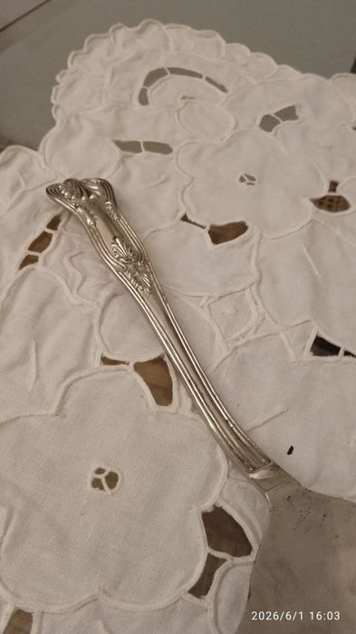Espátula  prateada com serrilha