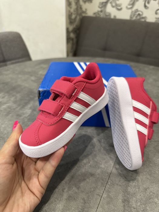 Дитячі кросівки для дівчинки adidas, розмір 22