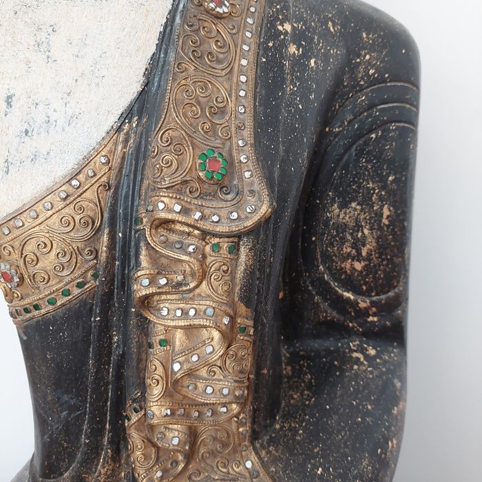 Buda em madeira maciça, antigo e mesas para altar