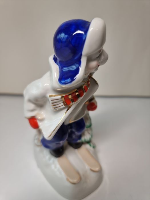 Статуэтка мальчик на лыжах городница выший сорт, год клеймо 1953-1957.