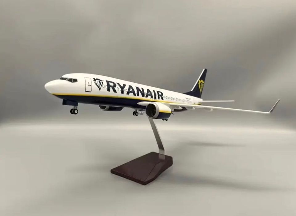 Ryanair Boeing 737-800 com luzes led na cabine, escala 1/067