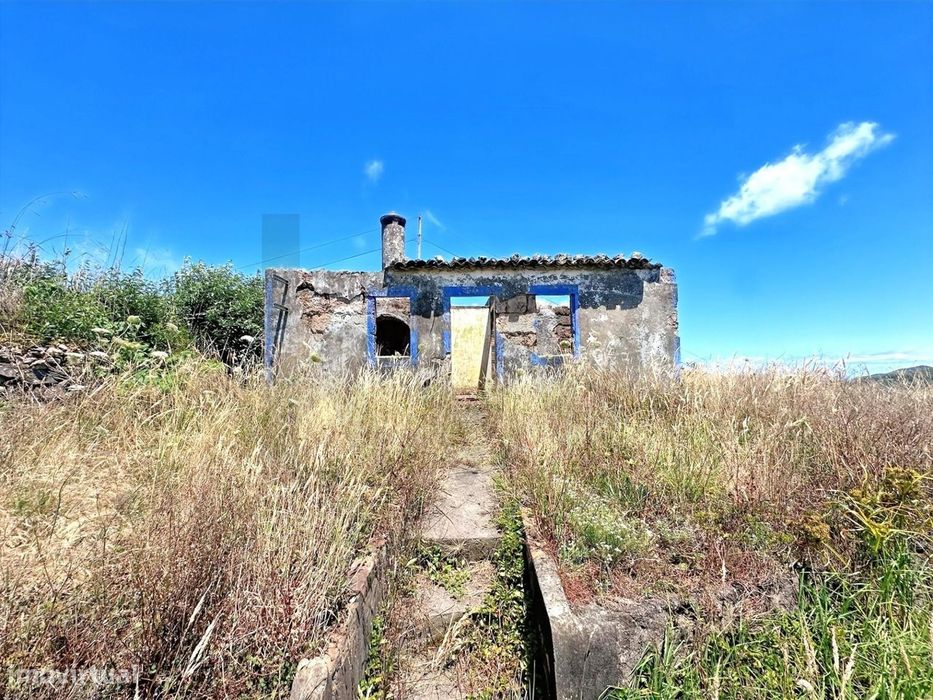 Moradia T1 em Ruína com Projeto Aprovado | Arrebentão – Santa Bárba