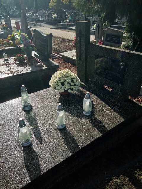 Sprzątanie nagrobków