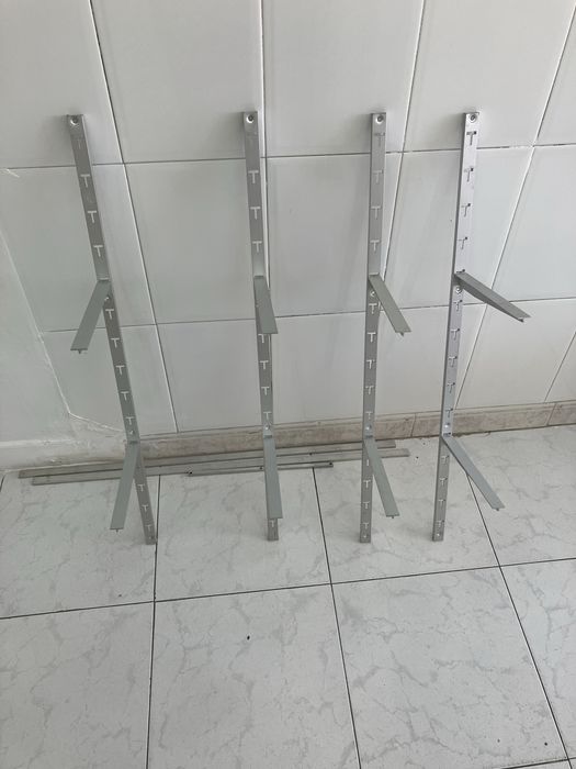 Prateleiras de fixar à parede.