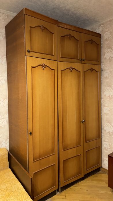 Меблі шкаи, софа, телевізор