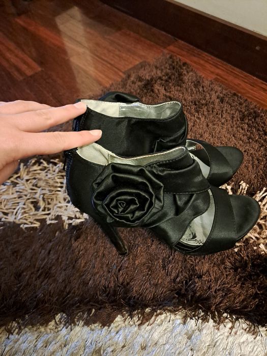 Sandálias pretas de salto alto agulha