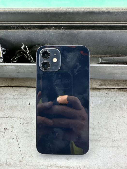 iPhone 12  на 64gb
