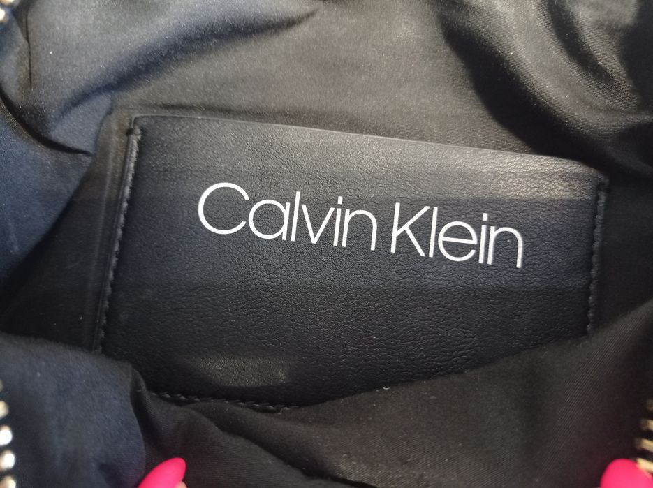 Torebka Calvin Klein czarna torebeczka pasek na ramię tanio mała
