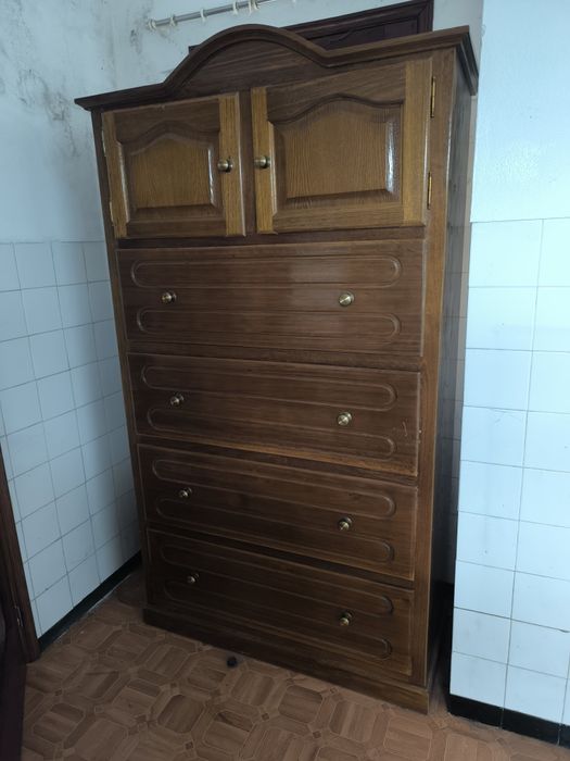 Móvel para arrumos com 2 portas e 4 gavetões.