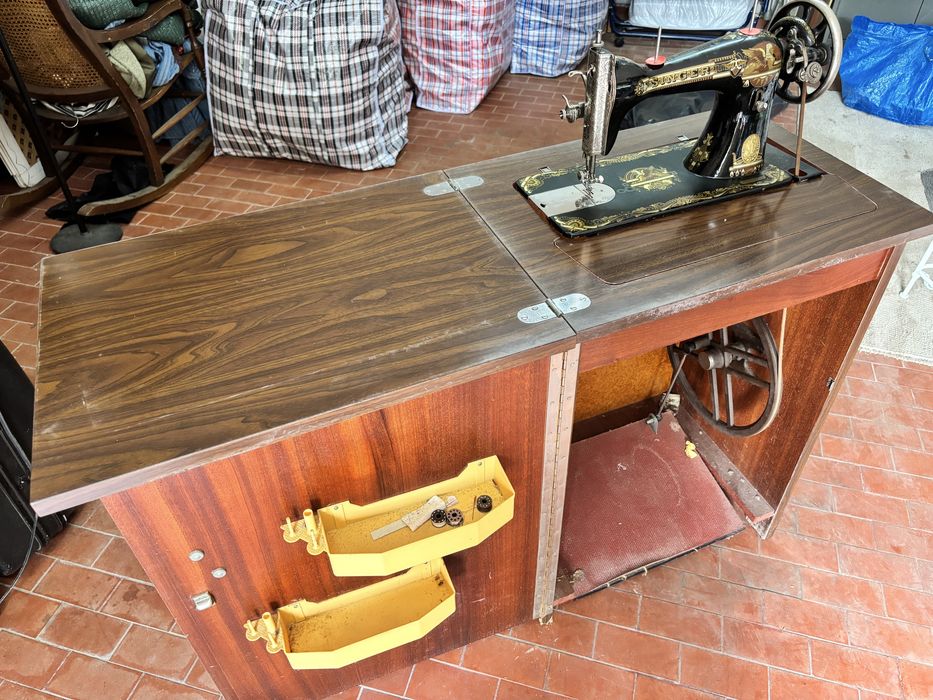 Máquina de costura Singer antiga a funcionar