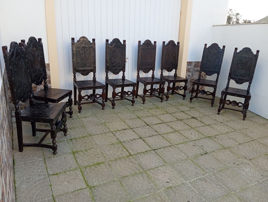 Cadeiras rústicas em pele são oito