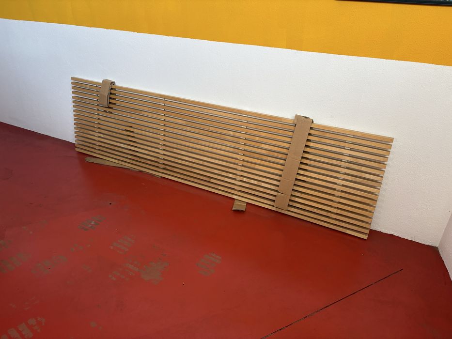 Cabeceira de cama em ripas de madeira IKEA