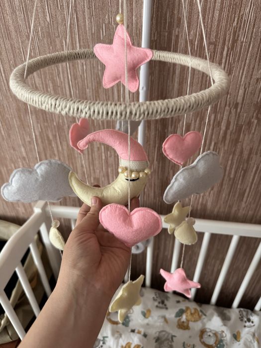 Мобіль в дитяче ліжечко з фетру