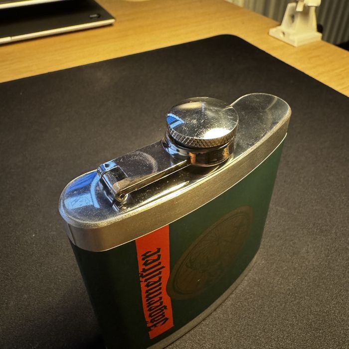 Piersiówka Jägermeister – używana, dobry stan