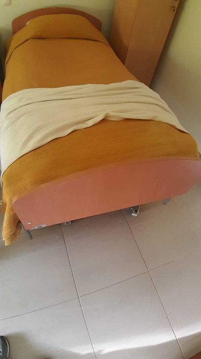 Cama articulada para idosos