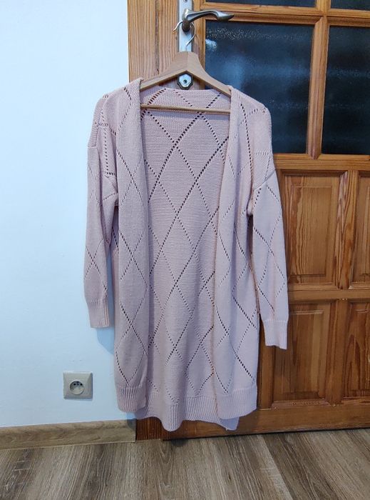 Sweter z geometrycznym wzorem pudrowy róż narzutka kardigan damski S