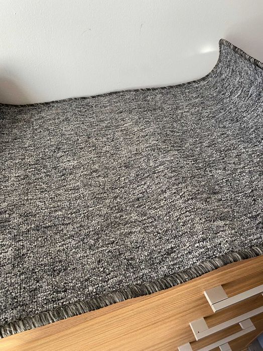 Duży szary dywanik wycieraczka 48cm x 76cm. Ciemno szary.