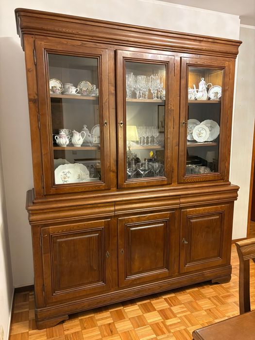 Mesa de jantar + Aparador com cristaleira