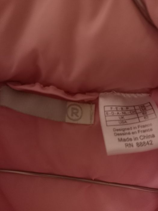 Casaco sem mangas com capuz incorporado na gola