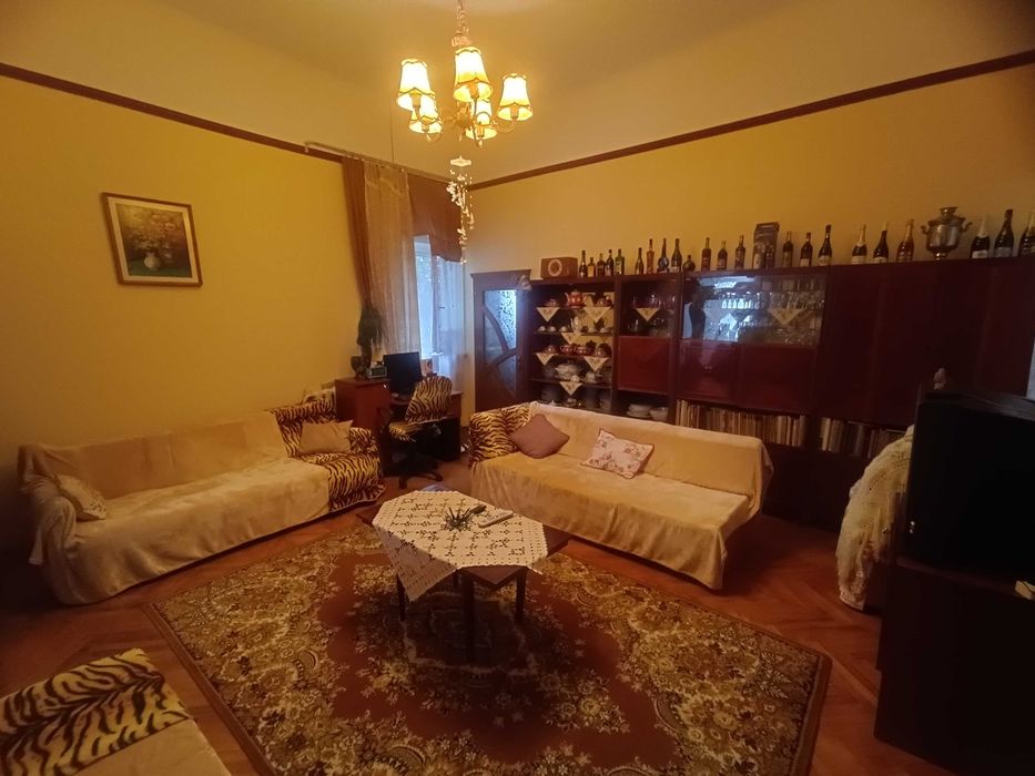 КВАРТИРА:94кв.м,ЦЕНТР,ІСТОРИЧНА ЗАБУДОВА,відмінний стан,підвал 45кв.м.