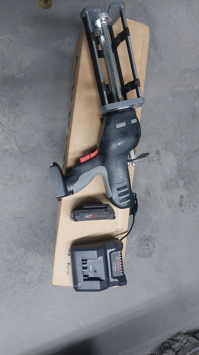 Pistolet akumulatorowy do mas gęstych klejów 2k
